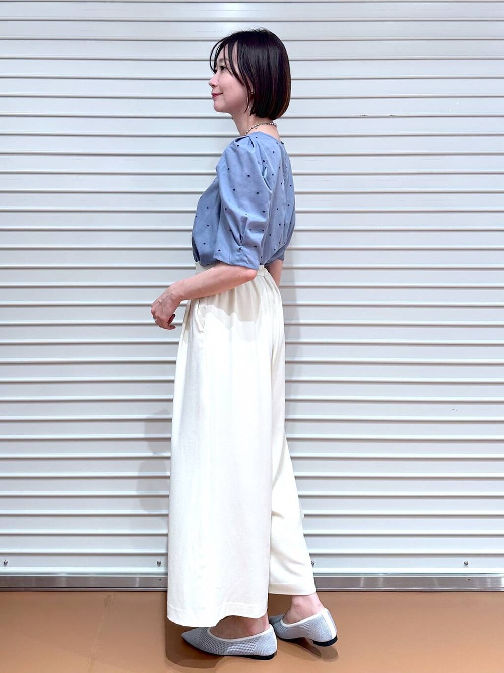 シルバー系のパンプス、ブルー系のシャツ/ブラウス、ホワイト系のその他パンツを着用したレディースの夏コーディネートの3枚目の写真