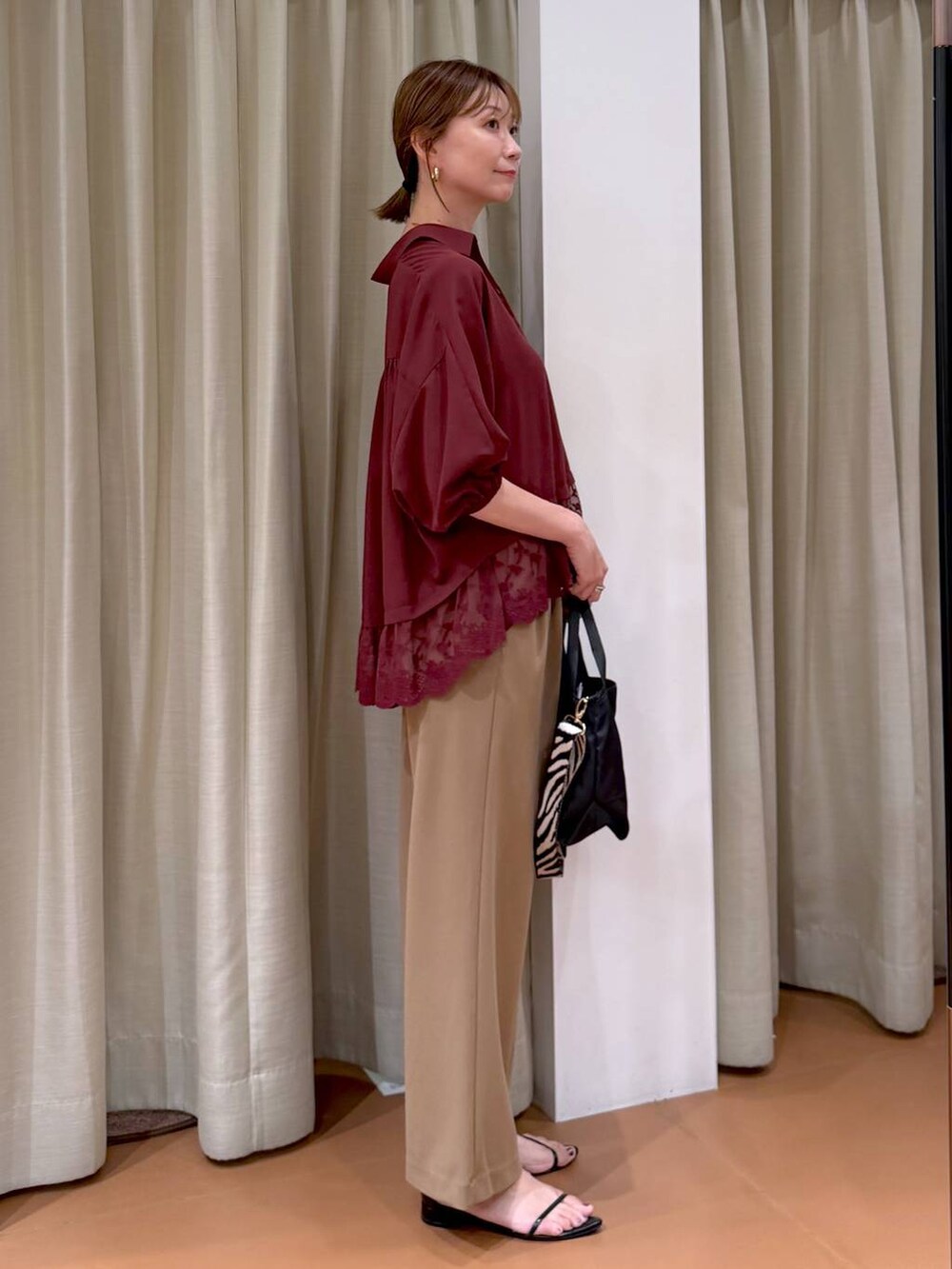 ベージュ系のその他パンツ、ブラック系のショルダーバッグ、ブラック系のサンダルを着用したレディースの秋コーディネートの5枚目の写真