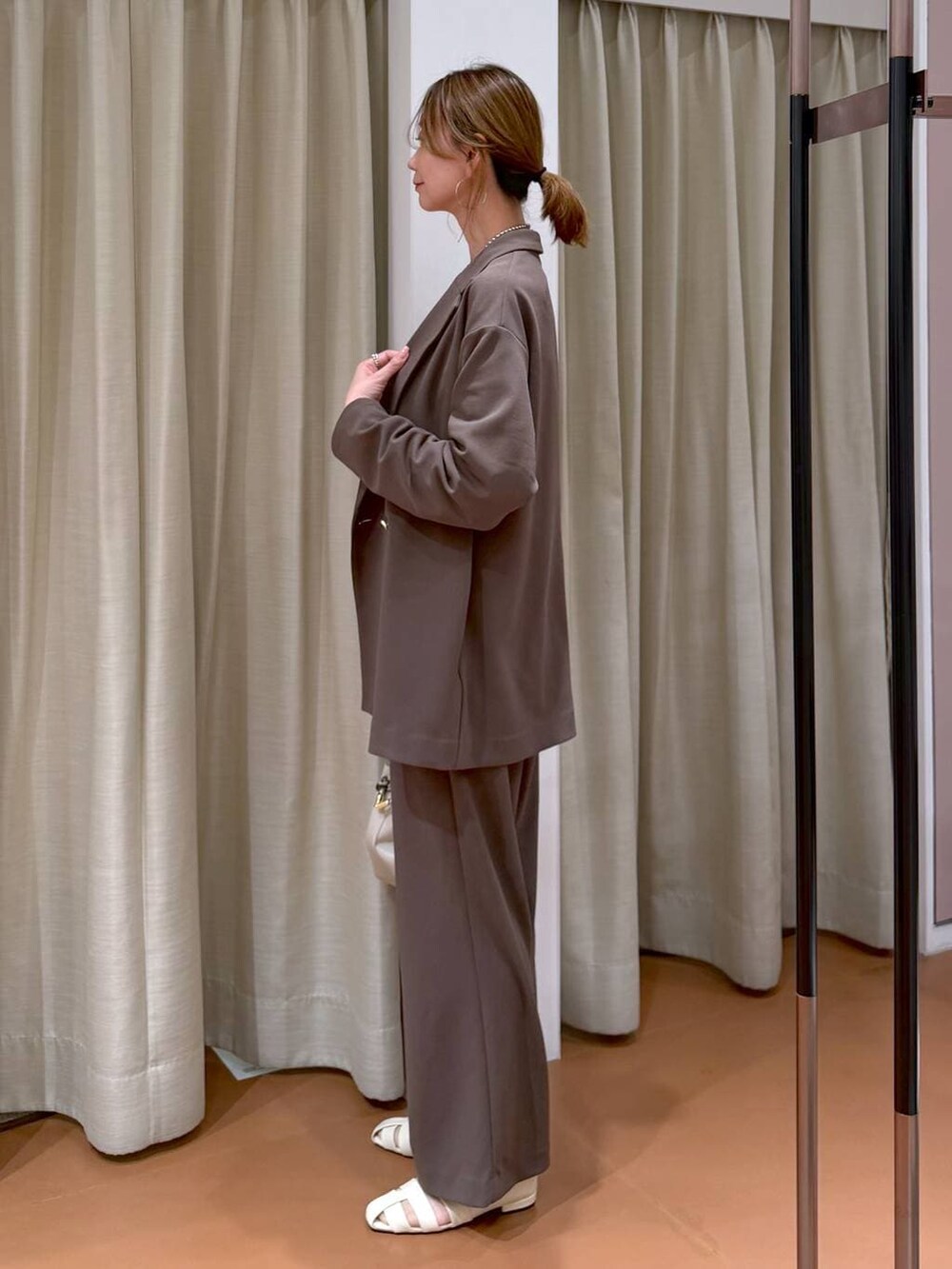 ブラウン系のその他パンツ、ホワイト系のパンプス、ホワイト系のTシャツ/カットソーを着用したレディースの春コーディネートの4枚目の写真