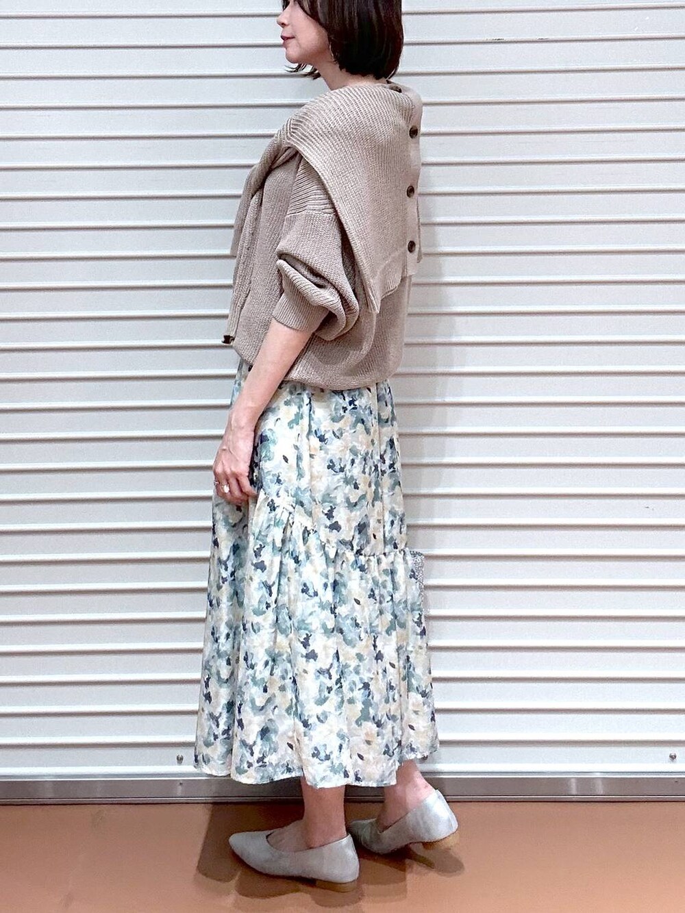 ベージュ系のニット/セーター、シルバー系のパンプス、ベージュ系のカーディガン/ボレロを着用したレディースの春コーディネートの8枚目の写真