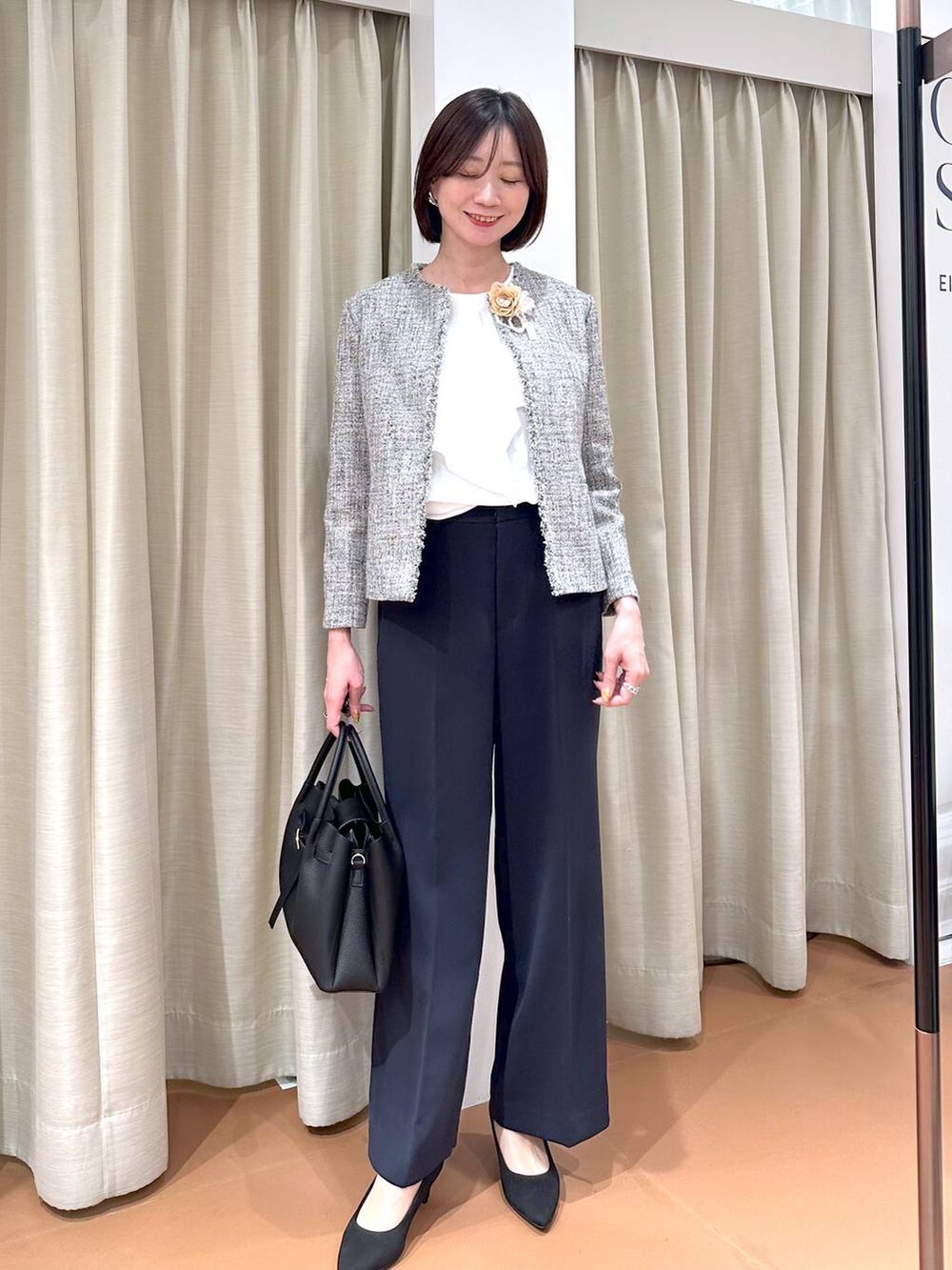 ブラック系のその他アウター、ブルー系のその他パンツ、ブラック系のパンプスを着用したレディースの冬コーディネートの2枚目の写真