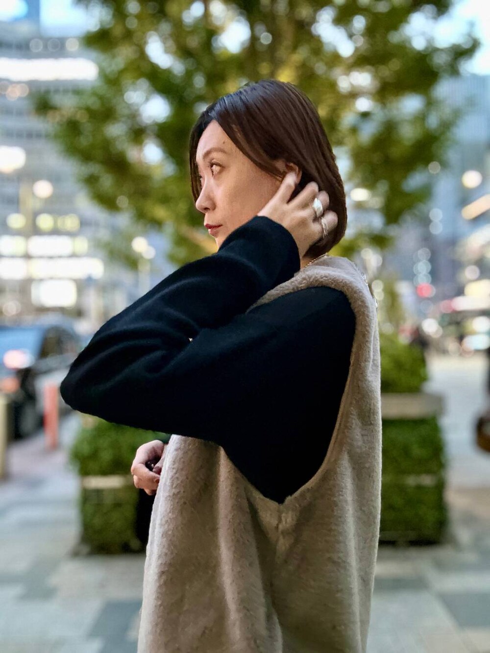 ブラック系のブーツ、ブラウン系のベスト、シルバー系のネックレスを着用したレディースの秋コーディネートの7枚目の写真