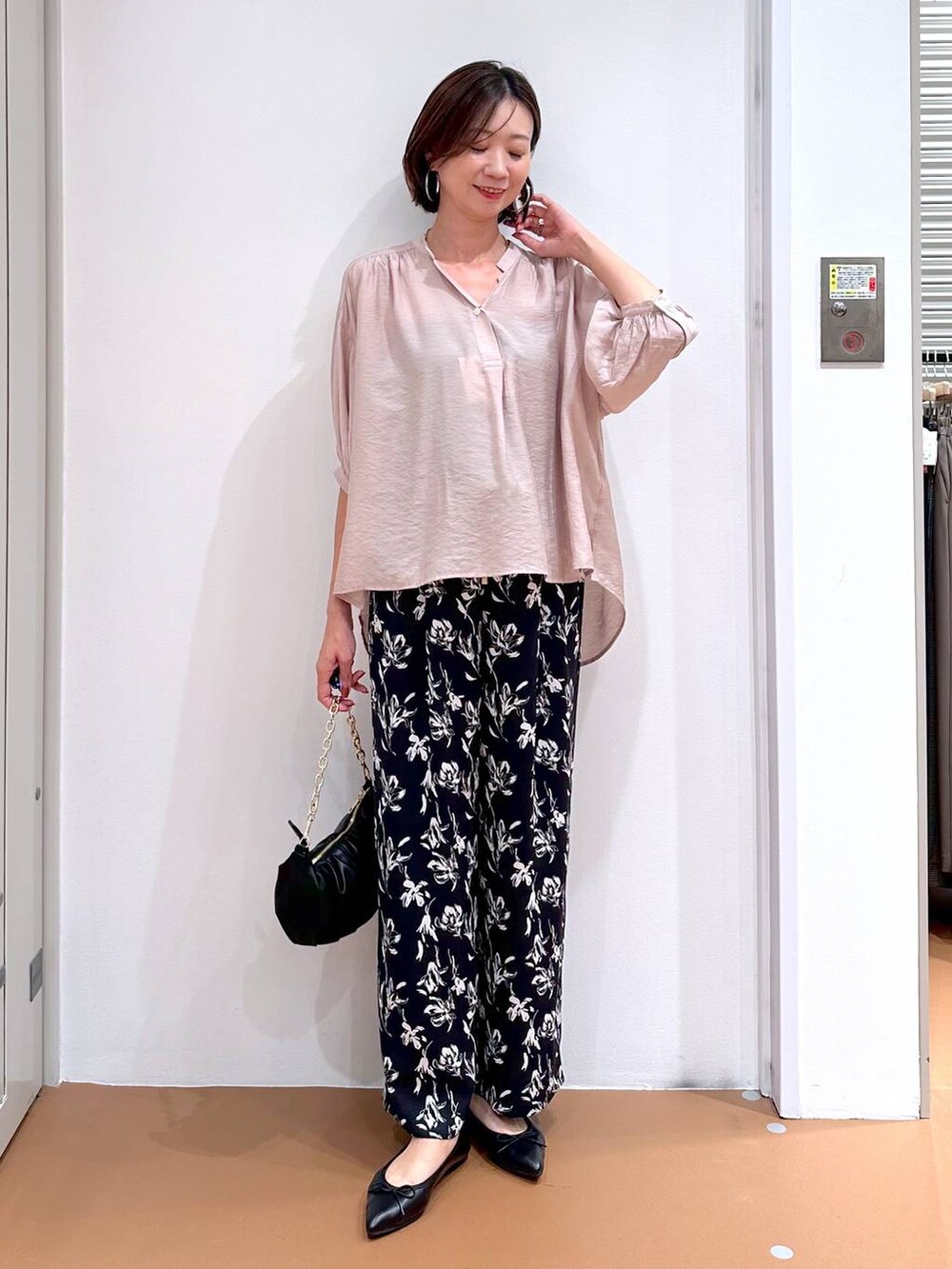 ベージュ系のシャツ/ブラウス、ブラック系のパンプス、ブルー系のその他パンツを着用したレディースの秋コーディネートの2枚目の写真