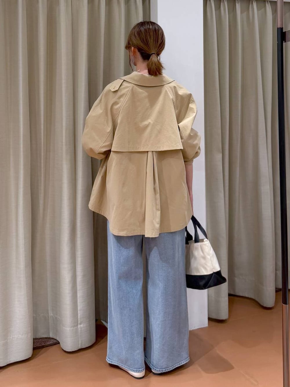 ホワイト系のパンプス、ホワイト系のタンクトップ、ブルー系のデニムパンツを着用したレディースの春コーディネートの4枚目の写真