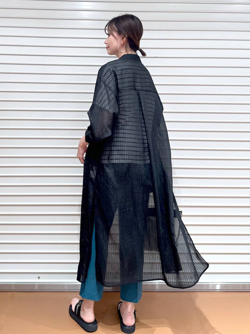 グリーン系のその他パンツ、ブラック系のサンダル、ブラック系のTシャツ/カットソーを着用したレディースの夏コーディネートの4枚目の写真