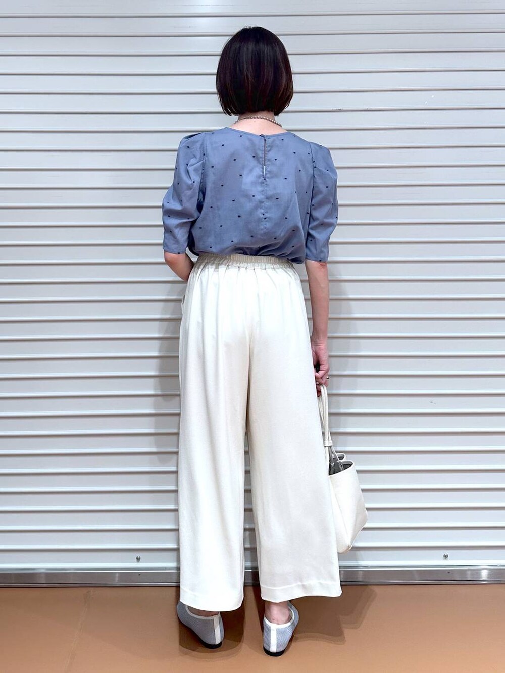 シルバー系のパンプス、ブルー系のシャツ/ブラウス、ホワイト系のその他パンツを着用したレディースの夏コーディネートの4枚目の写真