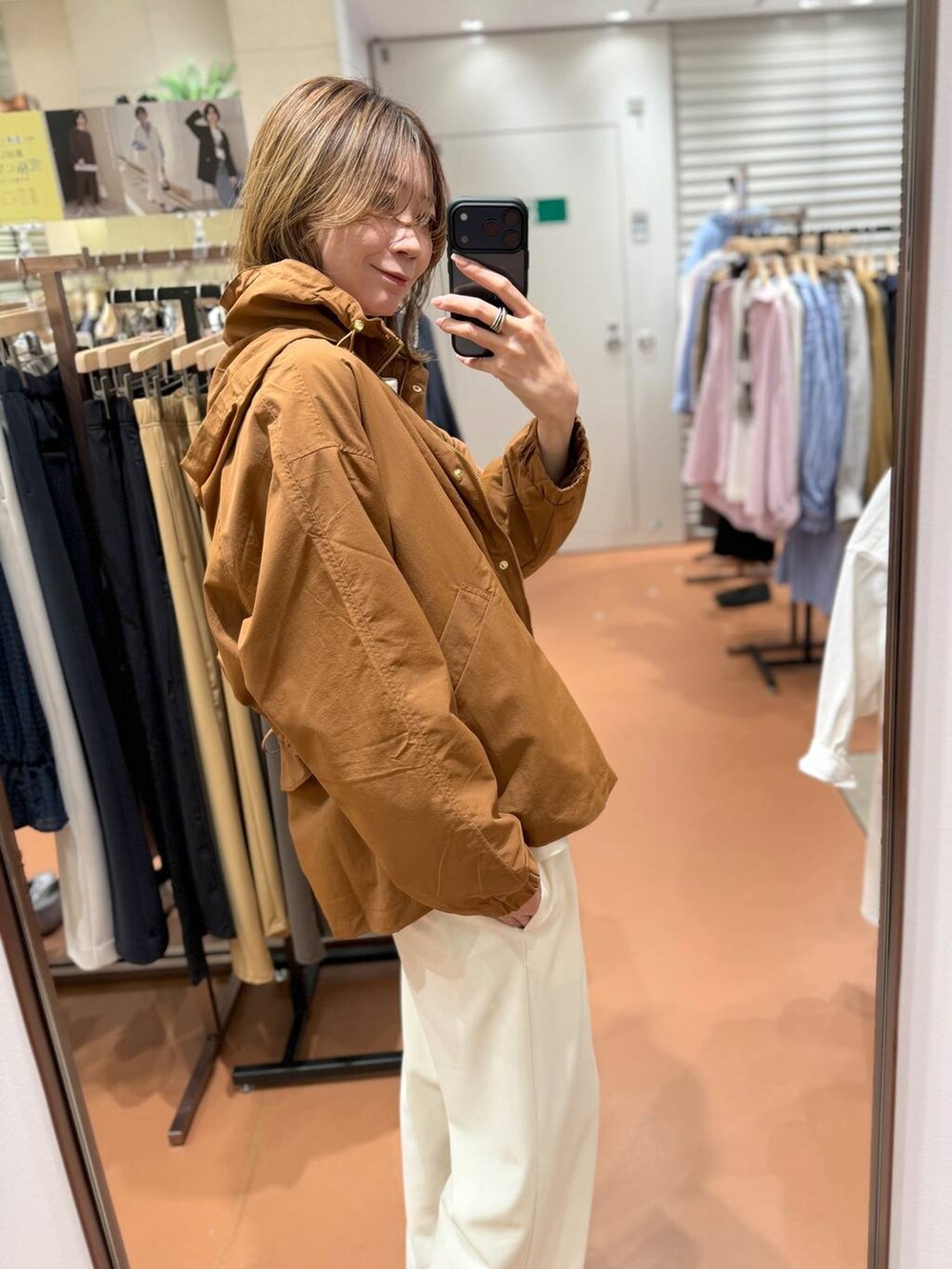 ホワイト系のその他パンツ、ホワイト系のTシャツ/カットソー、イエロー系のマウンテンパーカーを着用したレディースの春コーディネートの3枚目の写真