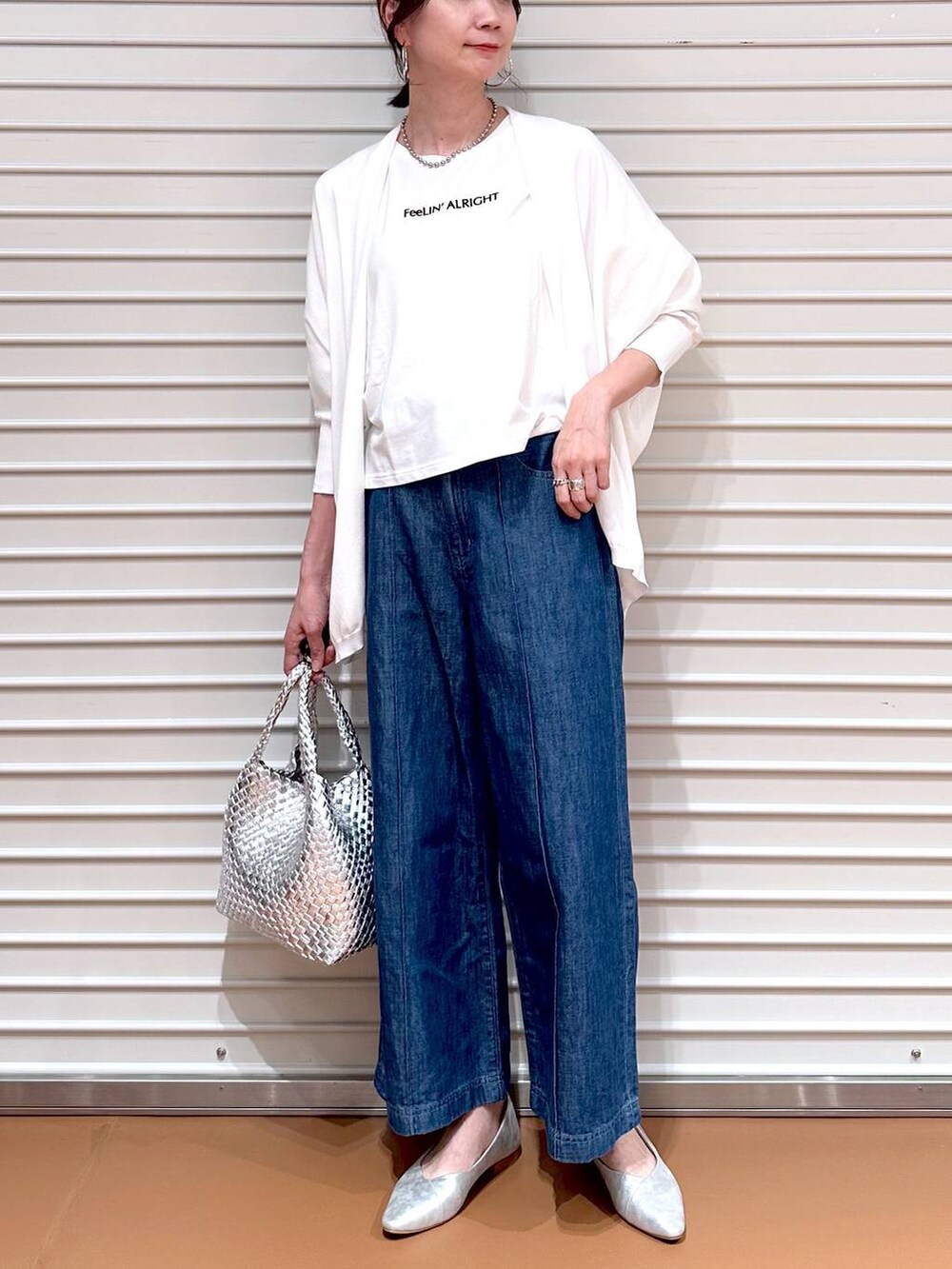 ブルー系のデニムパンツ、ブルー系のデニムパンツ、ホワイト系のカーディガン/ボレロを着用したレディースの夏コーディネートの6枚目の写真