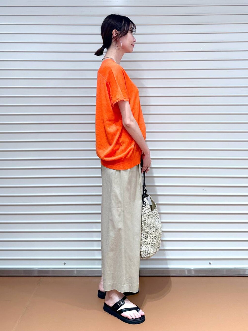 ベージュ系のその他パンツ、ベージュ系のその他パンツ、ブラック系のサンダルを着用したレディースの夏コーディネートの3枚目の写真