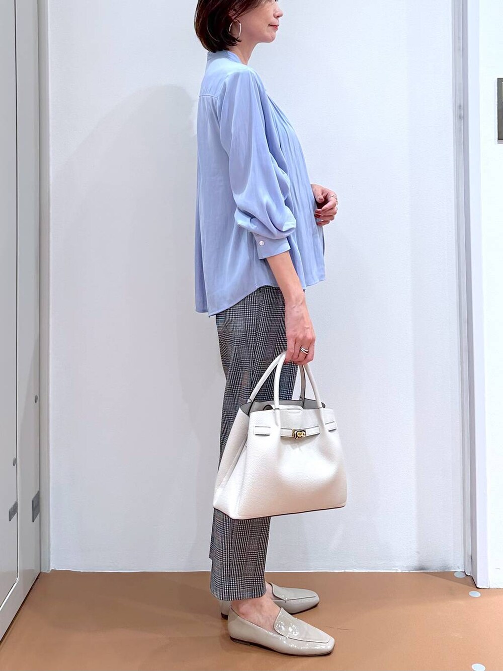 ブラック系のその他パンツ、グレー系のハンドバッグ、ブラウン系のパンプスを着用したレディースの秋コーディネートの6枚目の写真