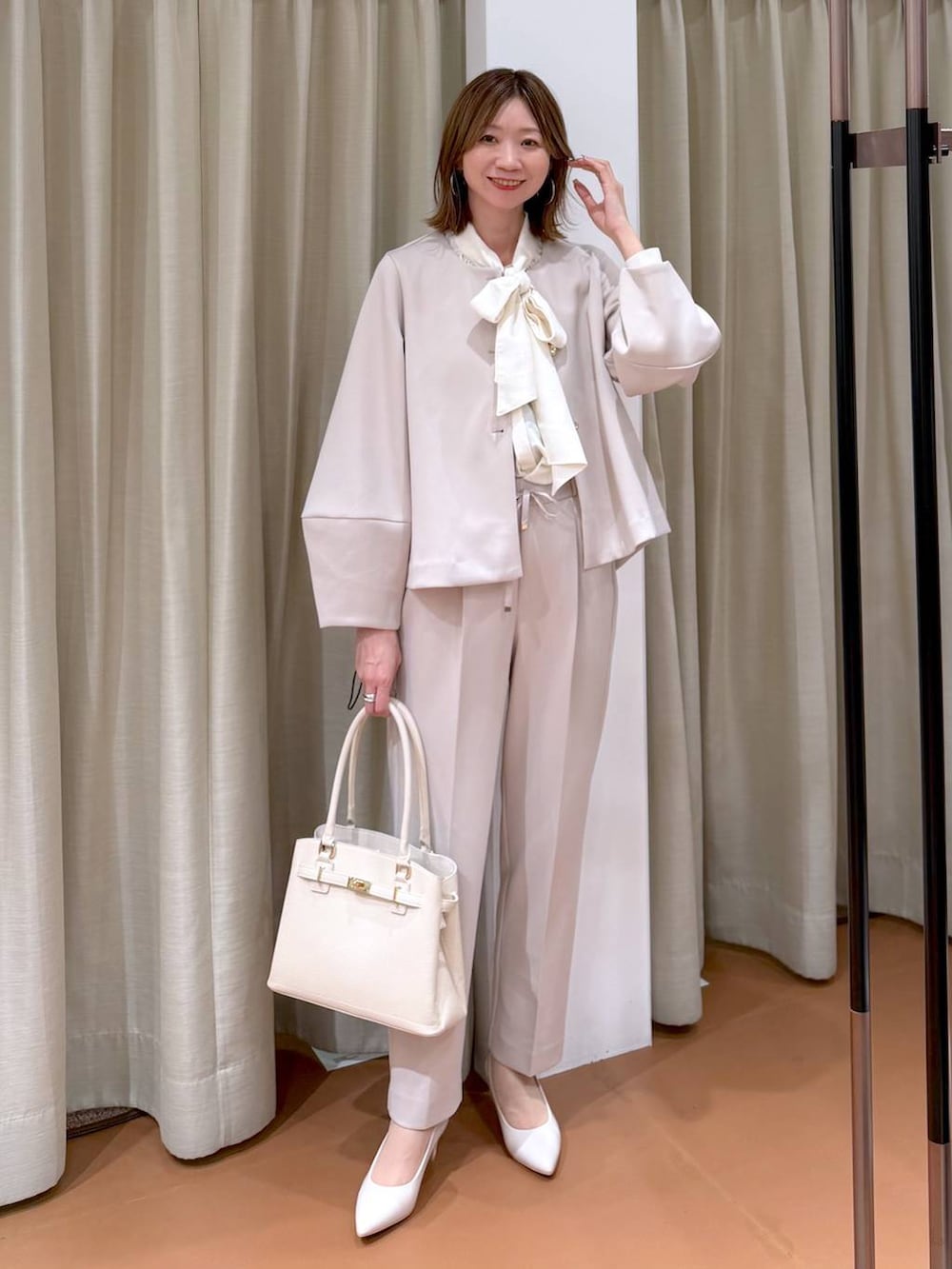 ベージュ系のパンプス、ベージュ系のその他パンツ、ベージュ系のノーカラージャケットを着用したレディースの冬コーディネートの2枚目の写真