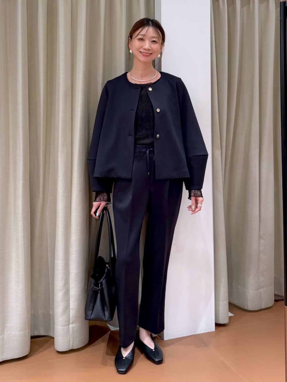 ホワイト系のパンプス、ブルー系のその他パンツ、ブルー系のノーカラージャケットを着用したレディースの冬コーディネートの2枚目の写真