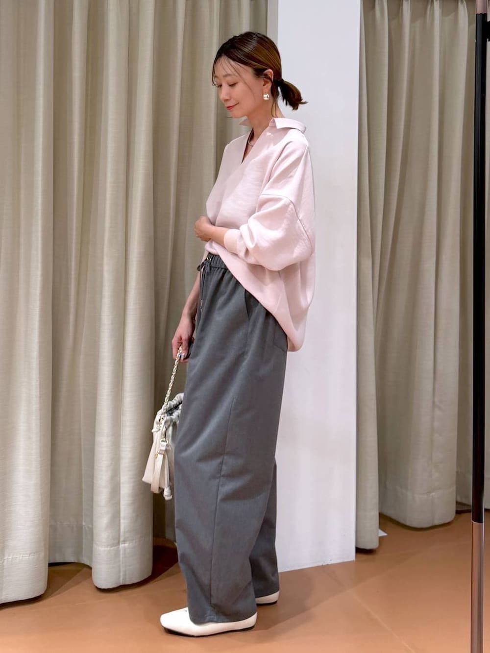 ホワイト系のハンドバッグ、ホワイト系のパンプス、グレー系のその他パンツを着用したレディースの冬コーディネートの3枚目の写真