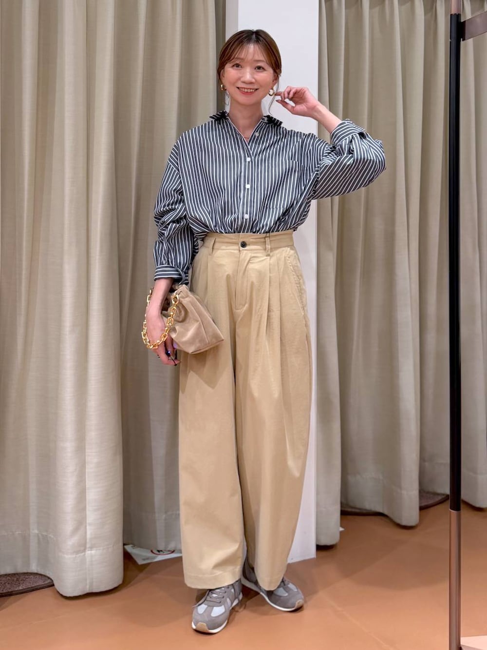 ベージュ系のその他パンツ、その他のシャツ/ブラウス、ベージュ系のショルダーバッグを着用したレディースの秋コーディネートの2枚目の写真