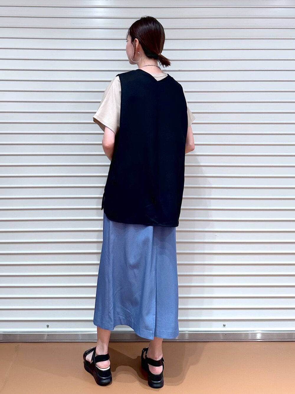 ブラック系のシャツ/ブラウス、ベージュ系のTシャツ/カットソー、ブラック系のサンダルを着用したレディースの夏コーディネートの4枚目の写真