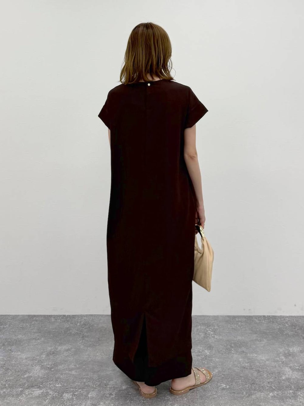 ブラウン系のその他パンツ、ブラウン系のワンピース、ゴールド系のネックレスを着用したレディースの春コーディネートの4枚目の写真