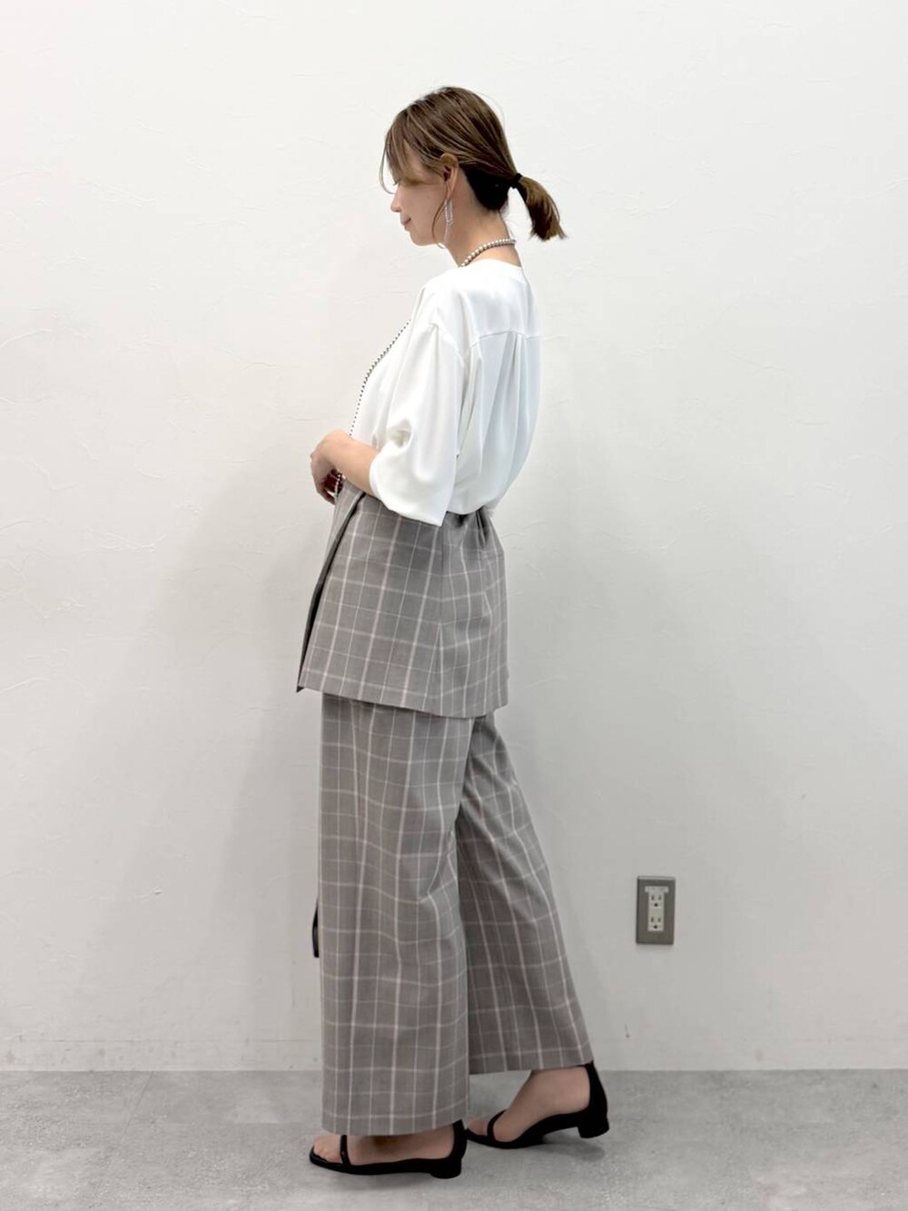 ブラック系のトートバッグ、その他のその他パンツ、その他のキャミソールを着用したレディースの冬コーディネートの5枚目の写真
