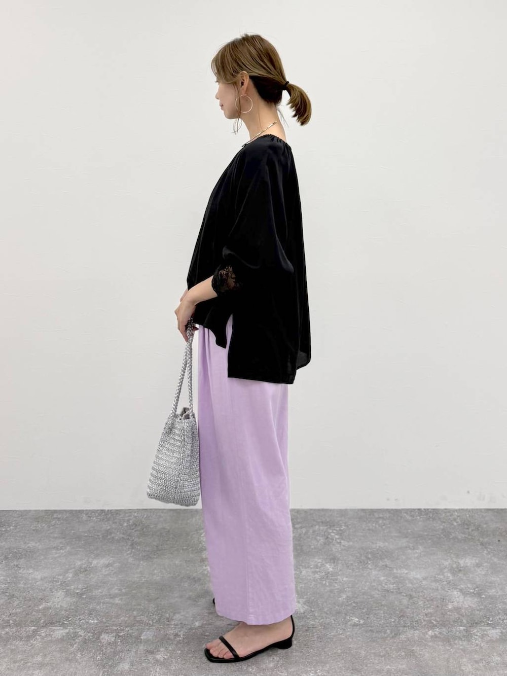 ピンク系のその他パンツ、ブラック系のシャツ/ブラウス、シルバー系のネックレスを着用したレディースの春コーディネートの5枚目の写真