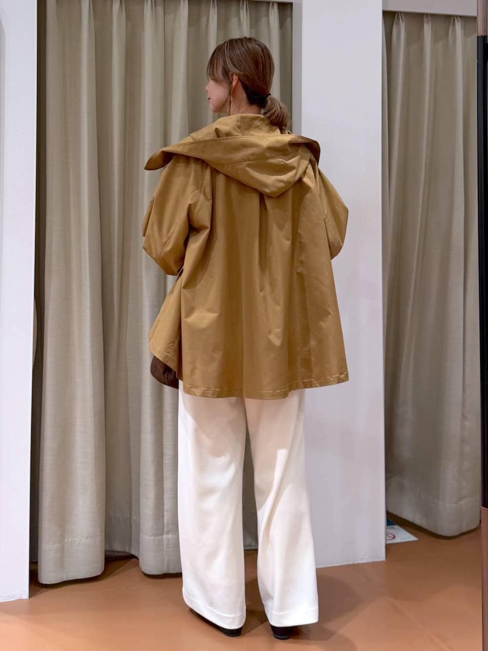 ホワイト系のニット/セーター、ホワイト系のその他パンツ、ブラック系のパンプスを着用したレディースの冬コーディネートの4枚目の写真