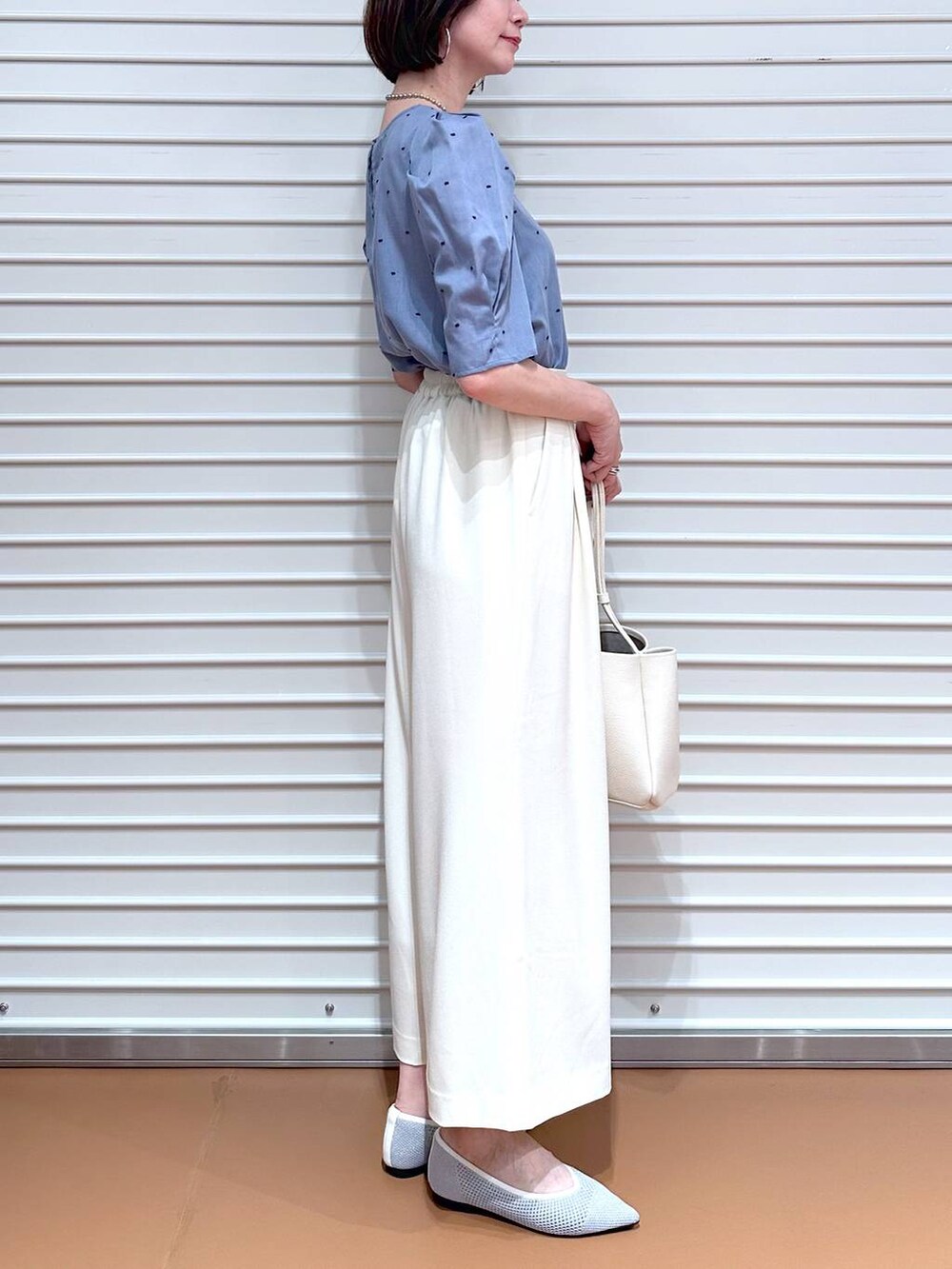 シルバー系のパンプス、ブルー系のシャツ/ブラウス、ホワイト系のその他パンツを着用したレディースの夏コーディネートの6枚目の写真