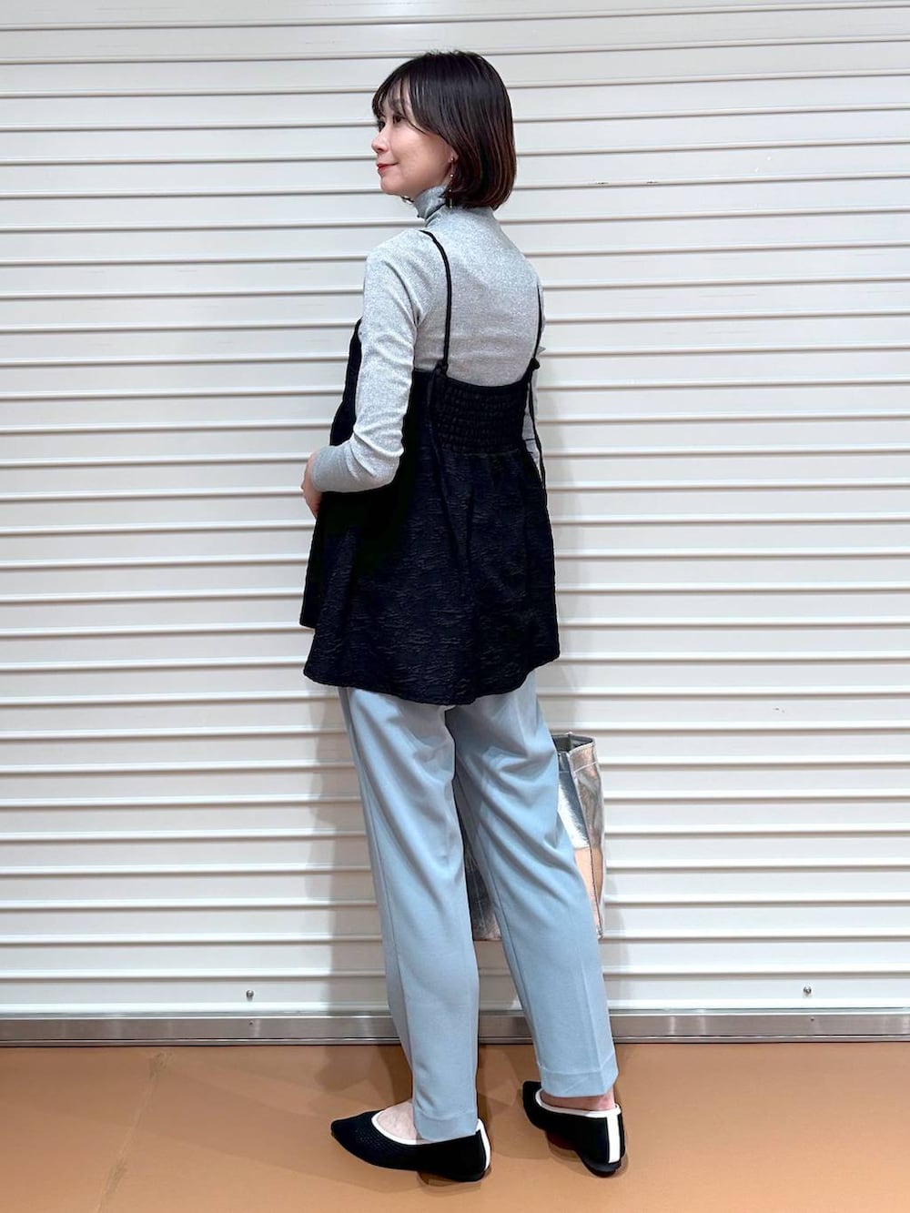 ブラック系のパンプス、グレー系のTシャツ/カットソー、グリーン系のその他パンツを着用したレディースの春コーディネートの4枚目の写真