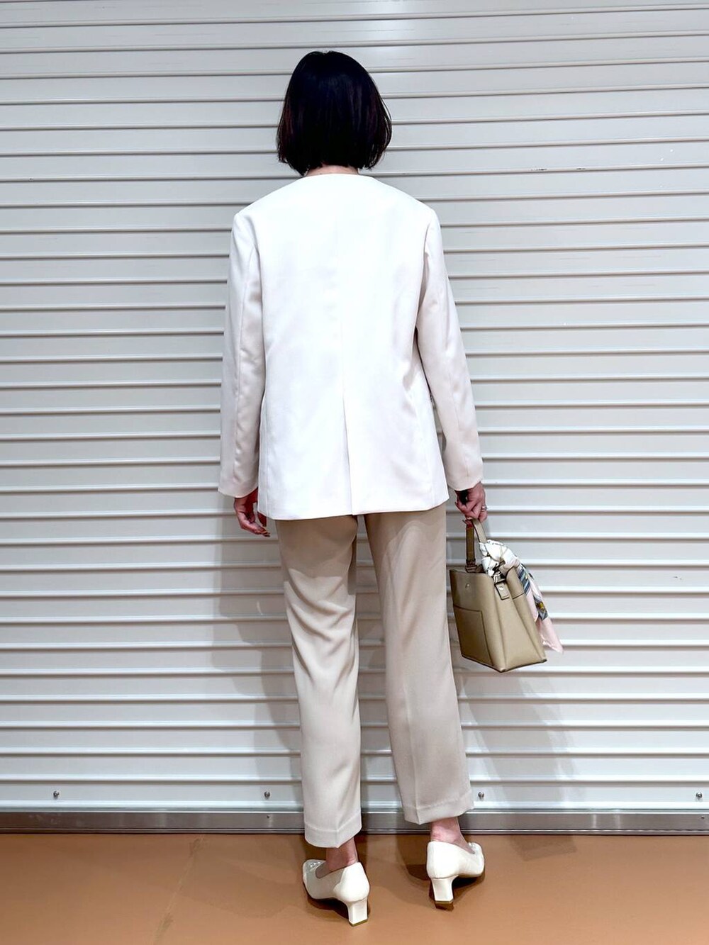 ベージュ系のその他パンツ、ベージュ系のその他パンツ、ベージュ系のノーカラージャケットを着用したレディースの冬コーディネートの3枚目の写真