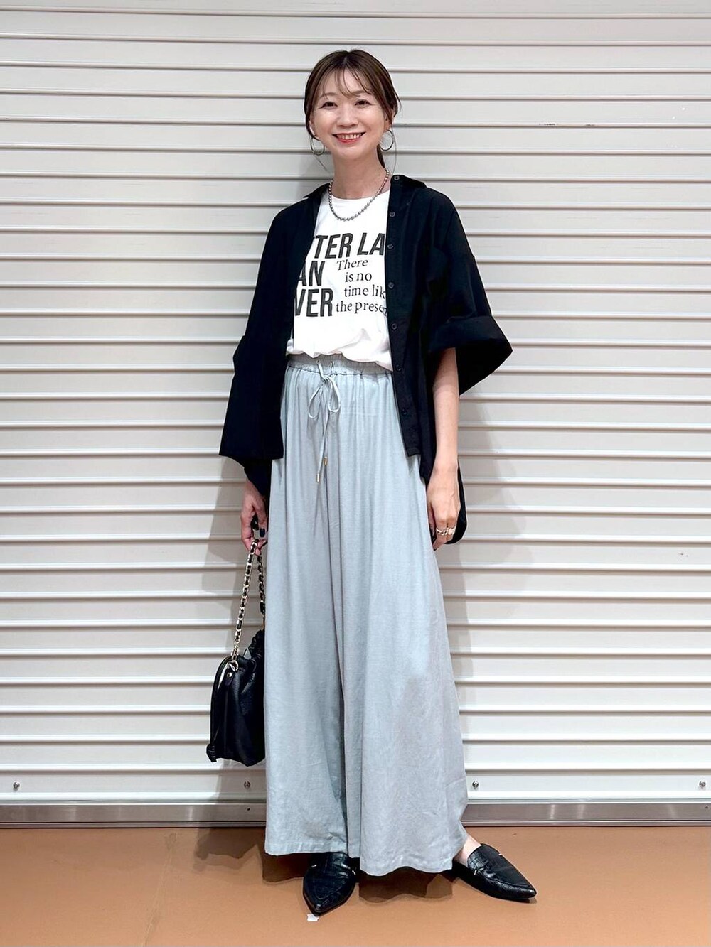 グリーン系のその他パンツ、ブラック系のハンドバッグ、ブラック系のシャツ/ブラウスを着用したレディースの夏コーディネートの2枚目の写真