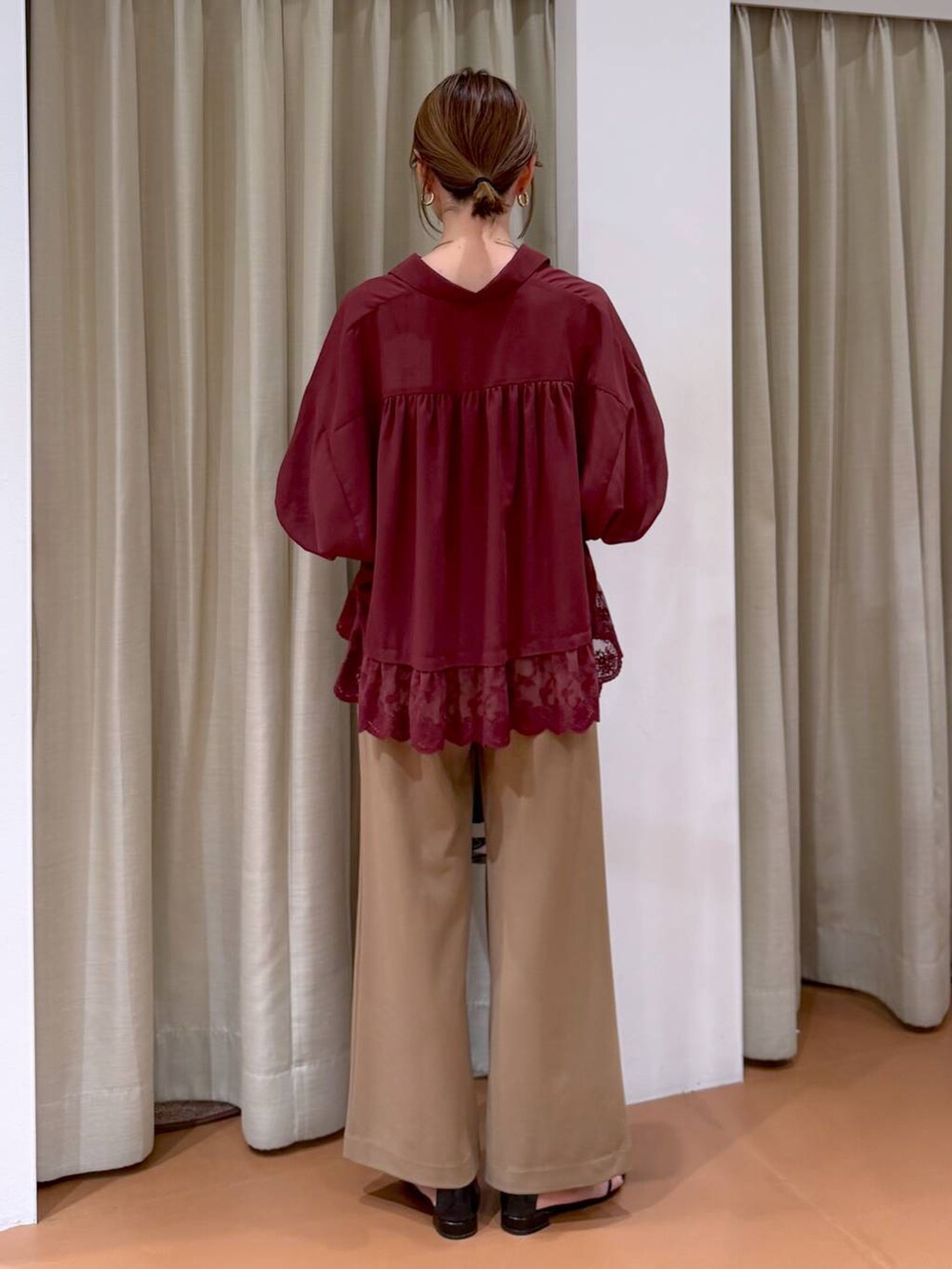 ベージュ系のその他パンツ、ブラック系のショルダーバッグ、ブラック系のサンダルを着用したレディースの秋コーディネートの4枚目の写真