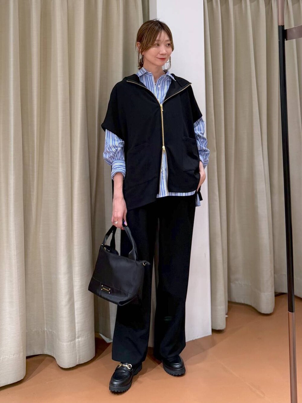 ブラック系のその他パンツ、ブラック系のローファー、ブルー系のシャツ/ブラウスを着用したレディースの春コーディネートの6枚目の写真