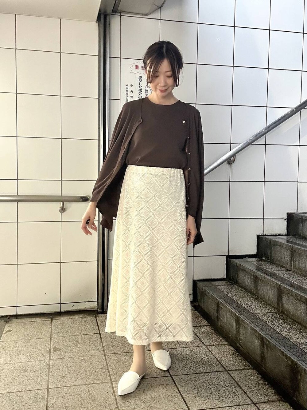 ブラウン系のカーディガン/ボレロ、ブラウン系のニット/セーター、ホワイト系のパンプスを着用したレディースの春コーディネートの7枚目の写真