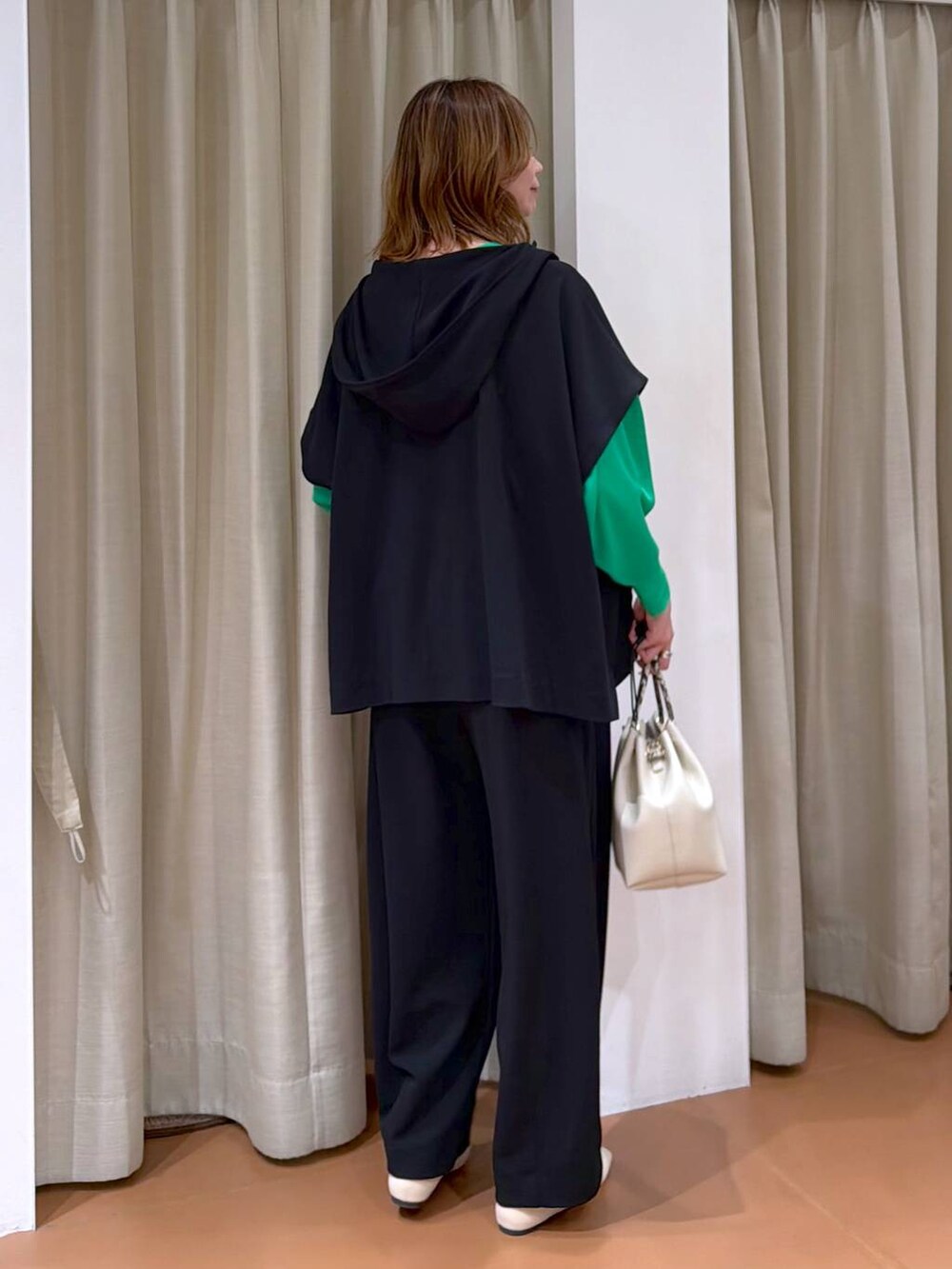 ホワイト系のパンプス、ブラック系のその他パンツ、ホワイト系のハンドバッグを着用したレディースの春コーディネートの4枚目の写真
