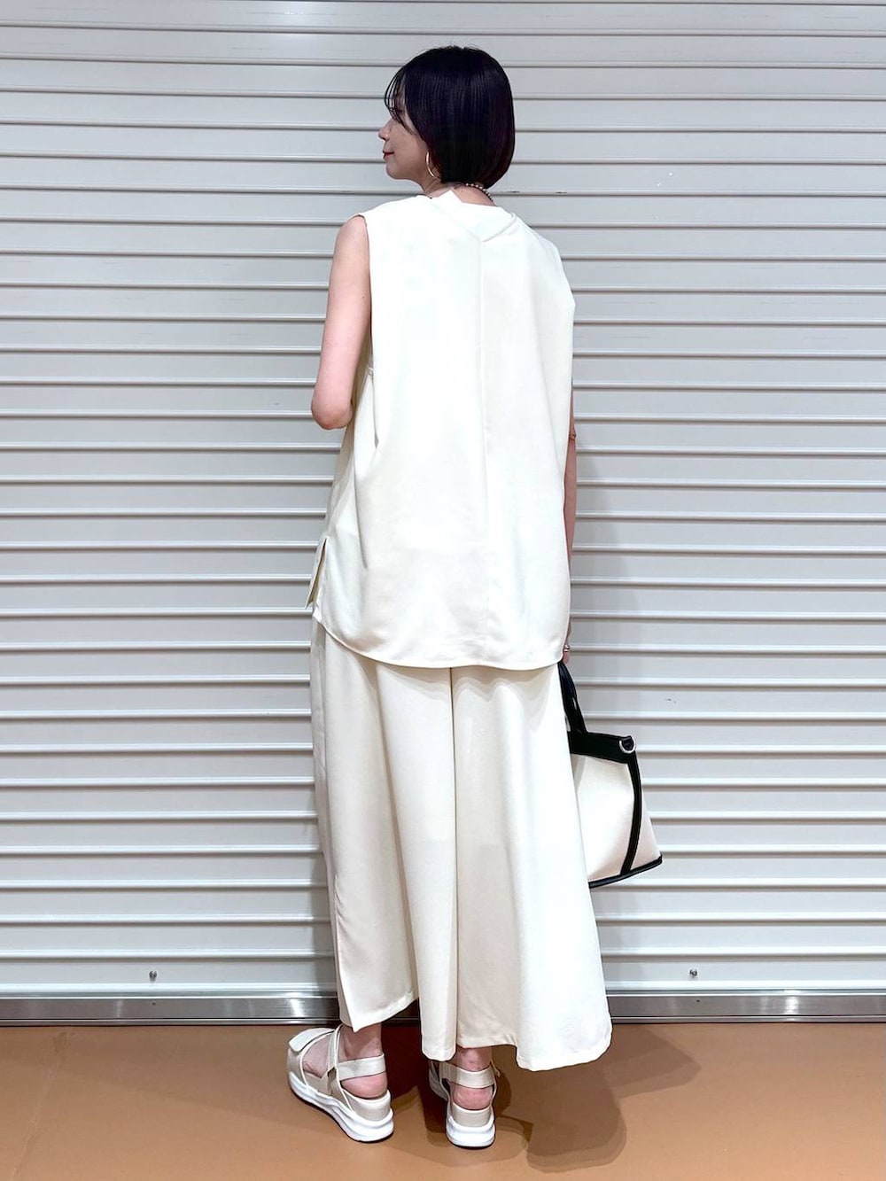 ホワイト系のシャツ/ブラウス、ホワイト系のサンダル、ホワイト系のその他パンツを着用したレディースの夏コーディネートの4枚目の写真