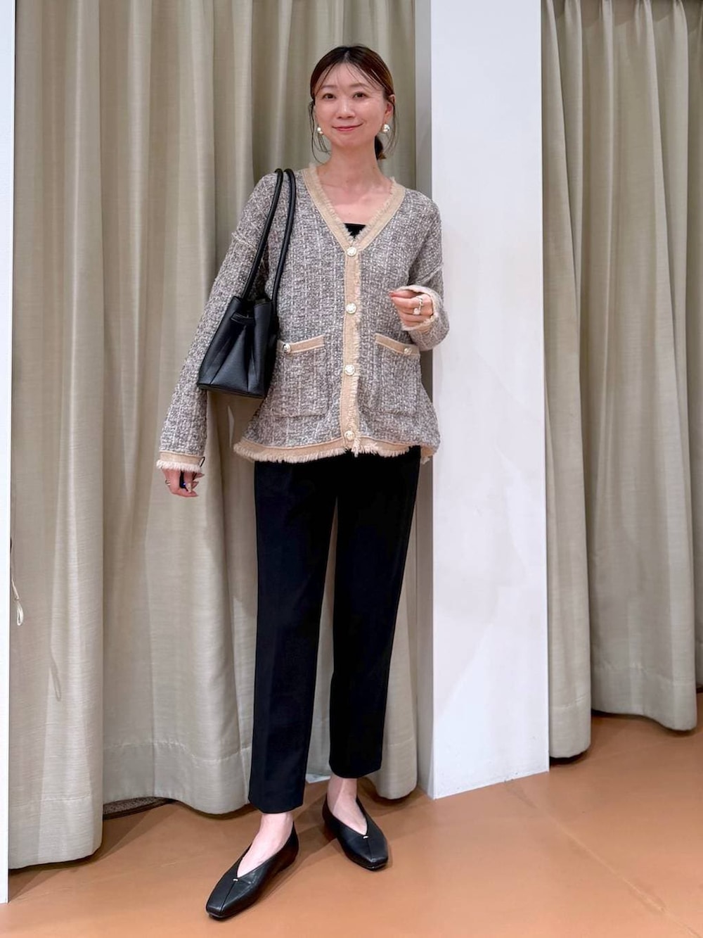 ブラック系のその他パンツ、ブラック系のパンプス、ブラック系のハンドバッグを着用したレディースの冬コーディネートの2枚目の写真