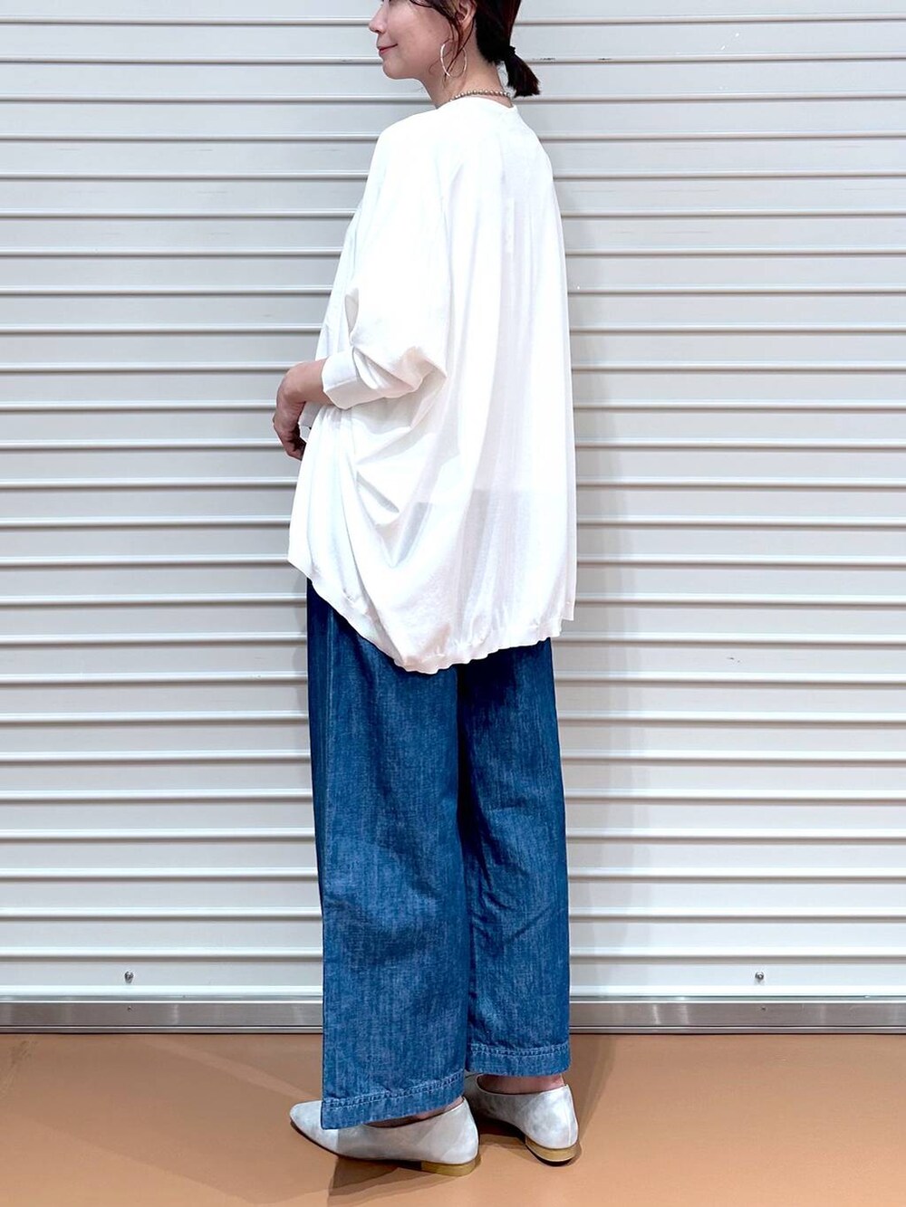 ブルー系のデニムパンツ、ブルー系のデニムパンツ、ホワイト系のカーディガン/ボレロを着用したレディースの夏コーディネートの7枚目の写真