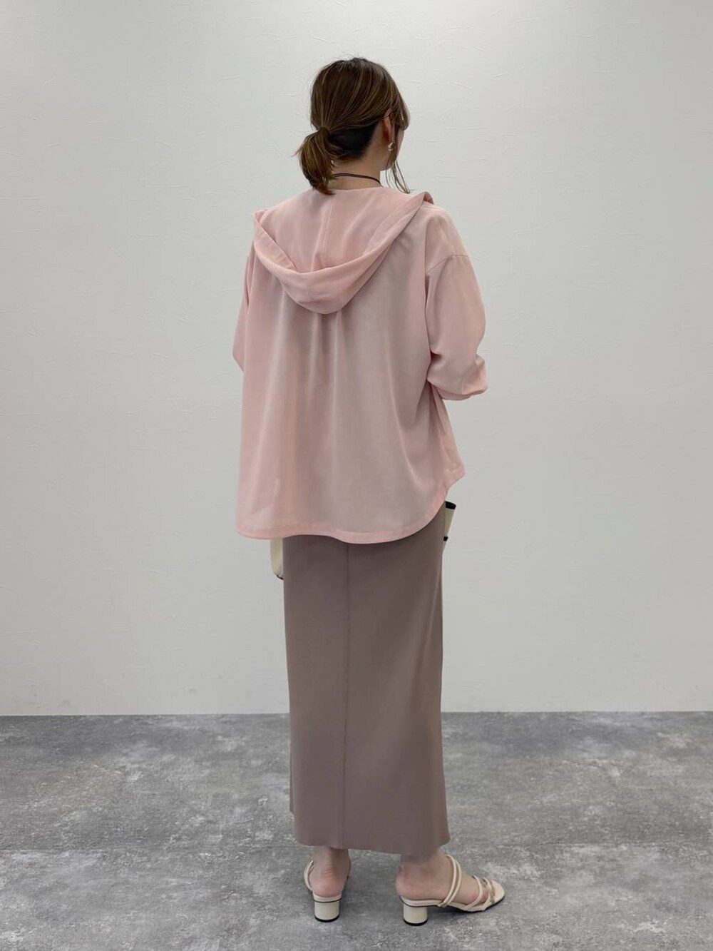ピンク系のシャツ/ブラウス、ホワイト系のトートバッグ、ベージュ系のワンピースを着用したレディースの春コーディネートの4枚目の写真
