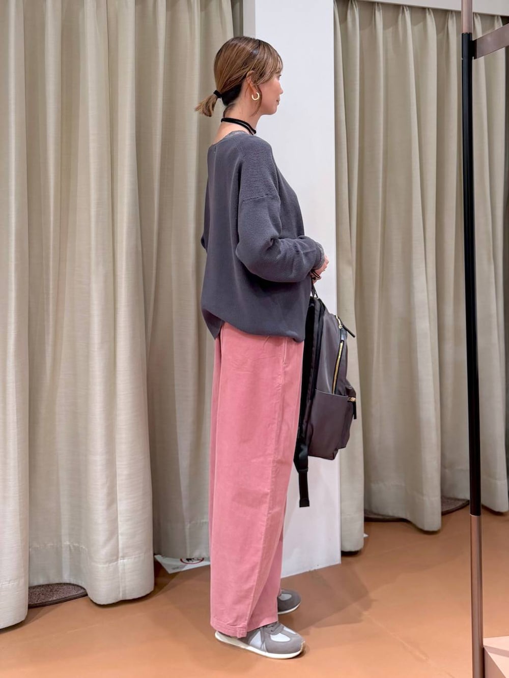 ピンク系のその他パンツ、グレー系のニット/セーター、グレー系のスニーカーを着用したレディースの秋コーディネートの5枚目の写真