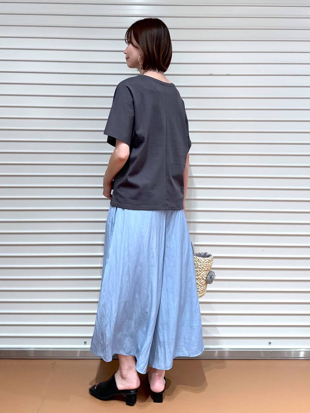 グレー系のTシャツ/カットソー、ブラック系のサンダル、ブルー系のその他パンツを着用したレディースの夏コーディネートの4枚目の写真