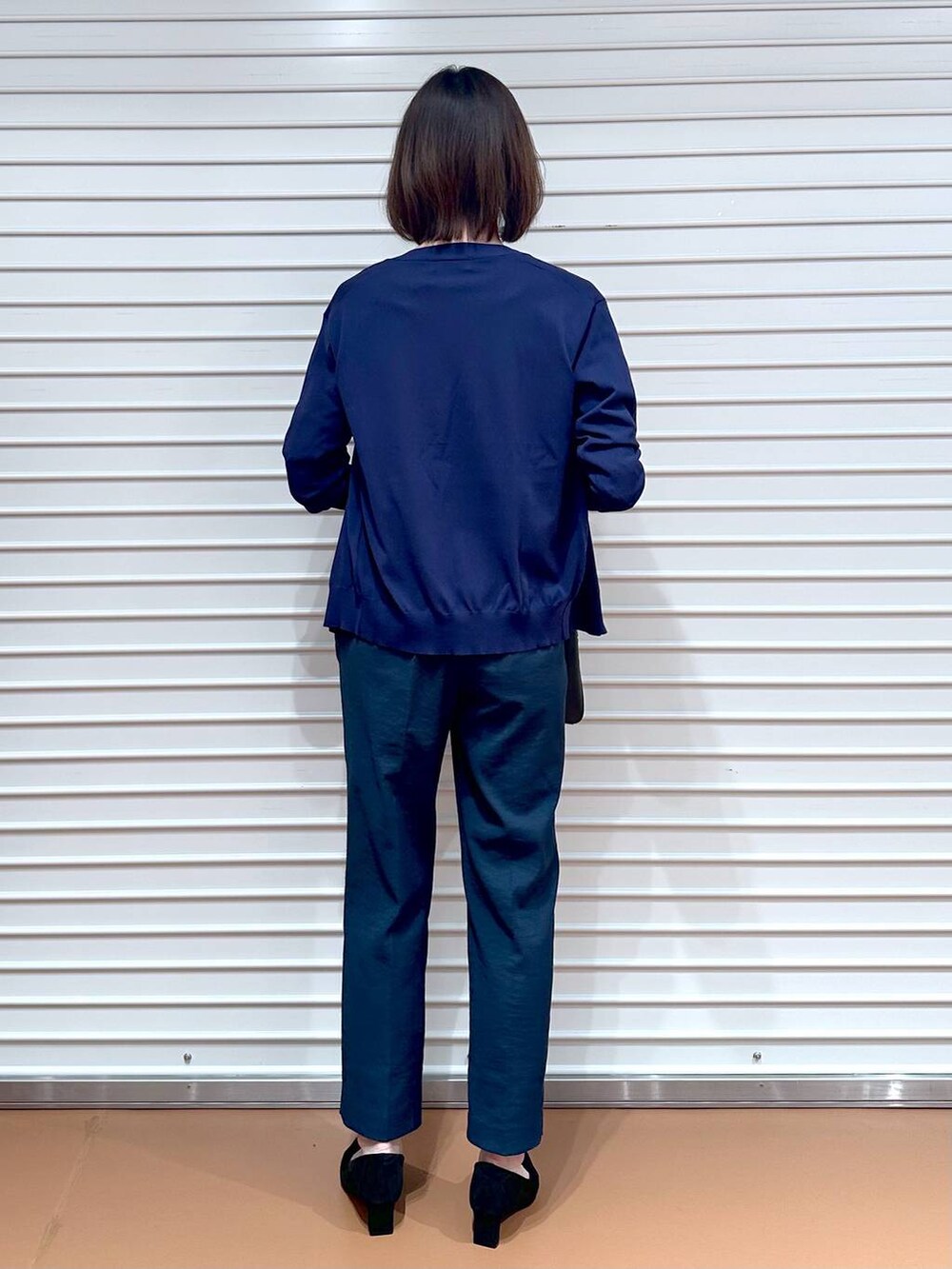 ホワイト系のシャツ/ブラウス、ブルー系のカーディガン/ボレロ、ブラック系のハンドバッグを着用したレディースの夏コーディネートの4枚目の写真