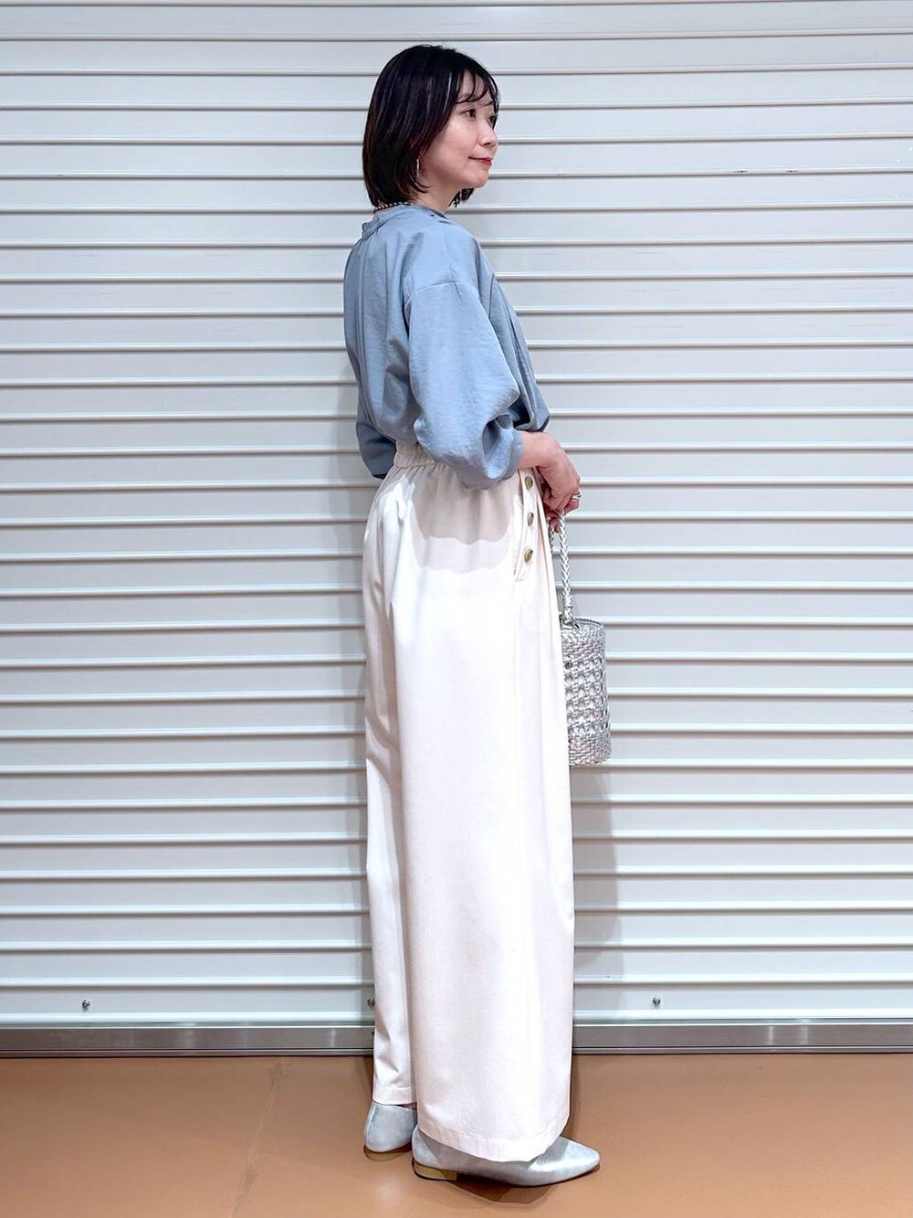 ブルー系のシャツ/ブラウス、シルバー系のパンプス、ホワイト系のその他パンツを着用したレディースの春コーディネートの5枚目の写真