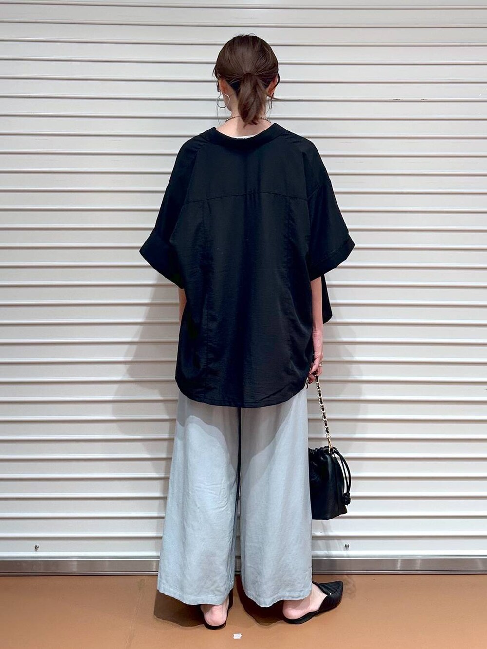 グリーン系のその他パンツ、ブラック系のハンドバッグ、ブラック系のシャツ/ブラウスを着用したレディースの夏コーディネートの5枚目の写真