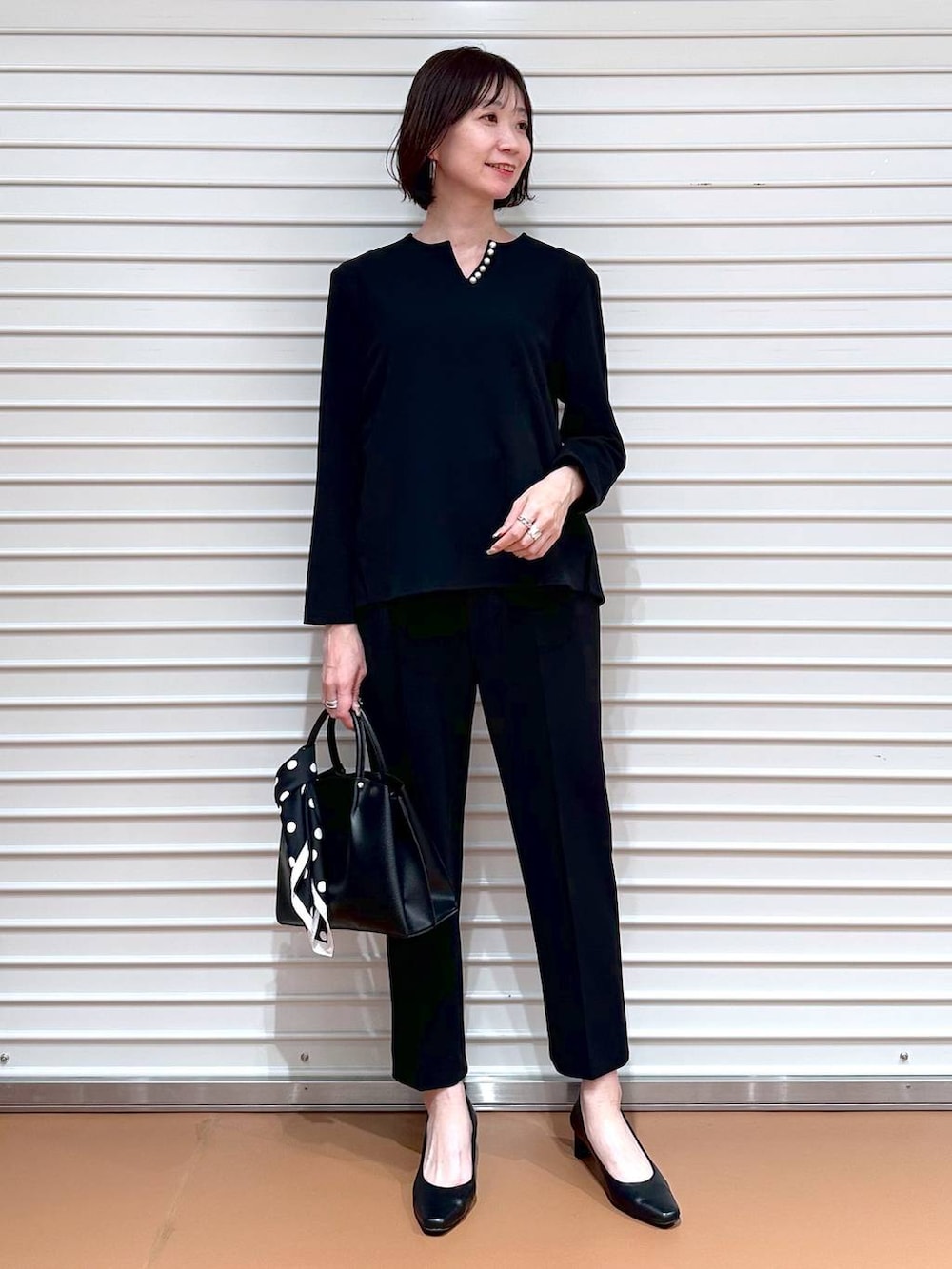 ブラック系のショルダーバッグ、ブラック系のその他パンツ、ブラック系のシャツ/ブラウスを着用したレディースの冬コーディネートの4枚目の写真