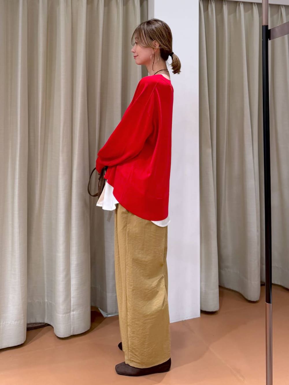 ブラウン系のパンプス、ブラウン系のボストンバッグ、イエロー系のその他パンツを着用したレディースの春コーディネートの5枚目の写真