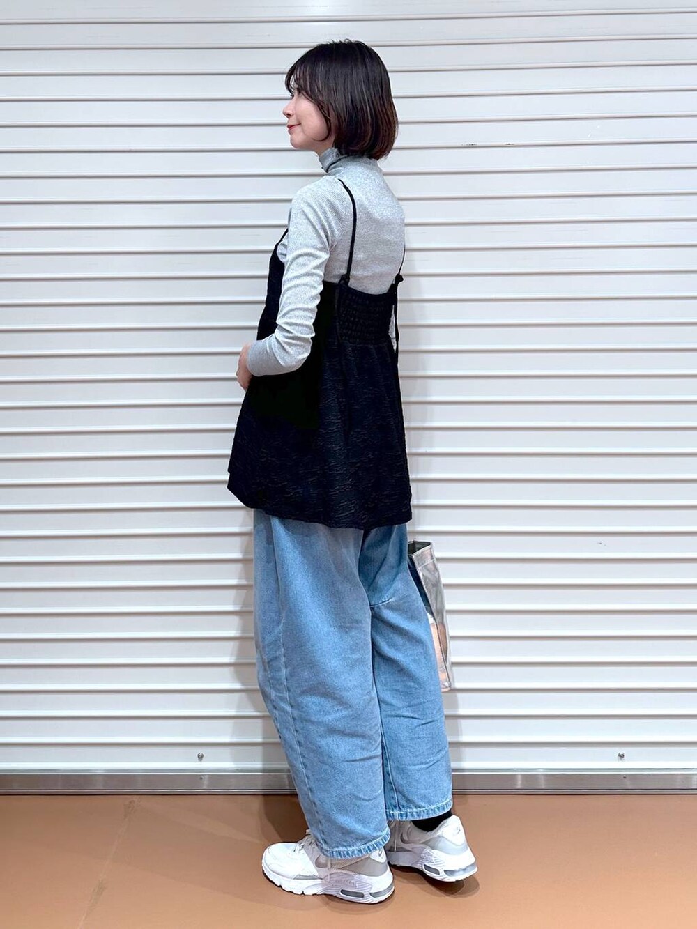 グレー系のTシャツ/カットソーを着用したレディースの春コーディネートの3枚目の写真