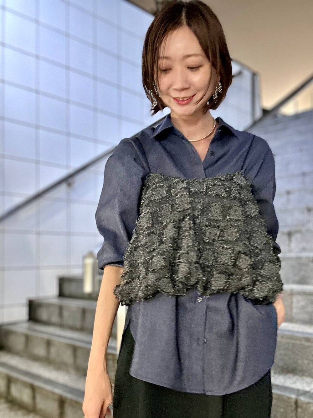 ブラック系のその他パンツ、ブルー系のシャツ/ブラウスを着用したレディースの秋コーディネートの6枚目の写真