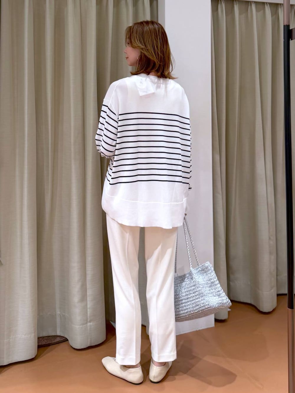 ホワイト系のその他パンツ、ホワイト系のパンプス、ホワイト系のタンクトップを着用したレディースの春コーディネートの4枚目の写真