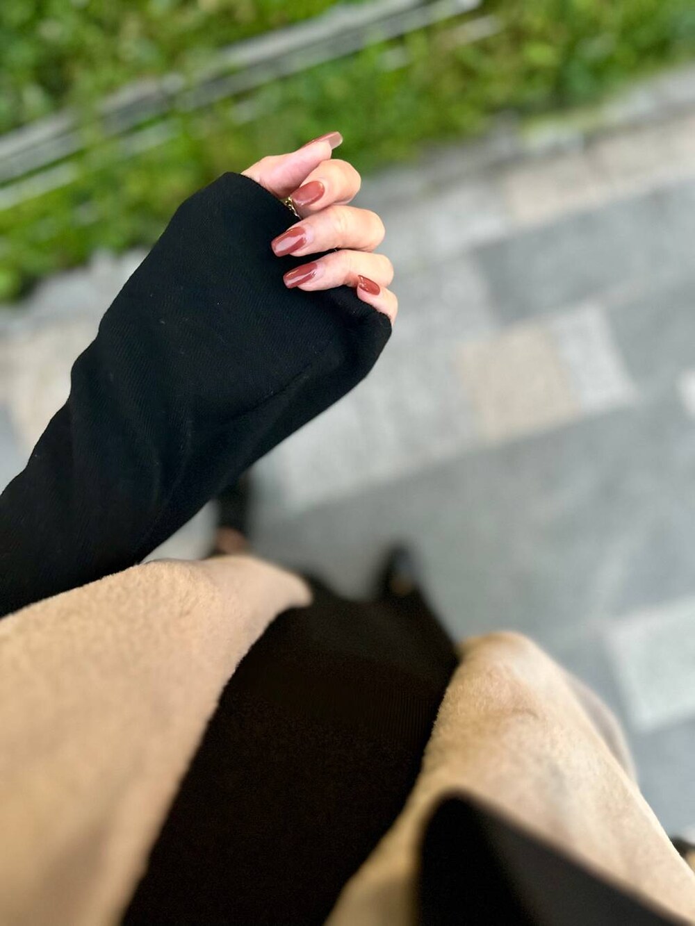 ブラック系のブーツ、ブラウン系のベスト、シルバー系のネックレスを着用したレディースの秋コーディネートの8枚目の写真