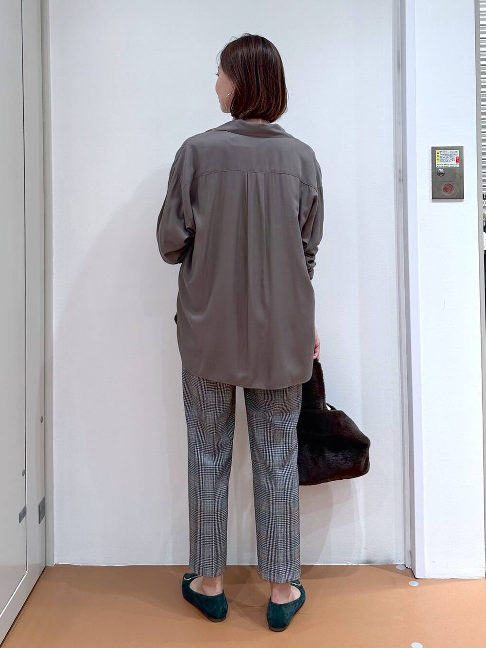 グレー系のシャツ/ブラウス、ブラック系のその他パンツ、グリーン系のパンプスを着用したレディースの秋コーディネートの4枚目の写真