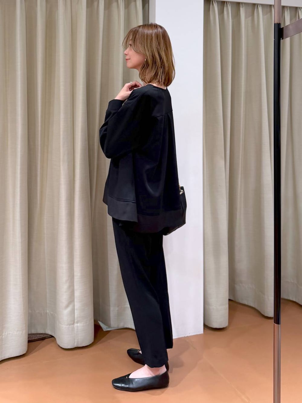 ブラック系のその他パンツ、ブラック系のパンプス、ブラック系のTシャツ/カットソーを着用したレディースの春コーディネートの3枚目の写真