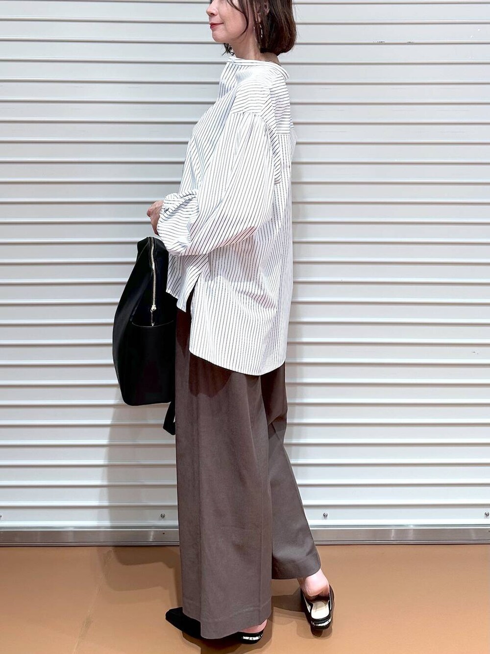 ブラウン系のその他パンツ、ブラウン系のその他パンツ、ホワイト系のシャツ/ブラウスを着用したレディースの春コーディネートの5枚目の写真