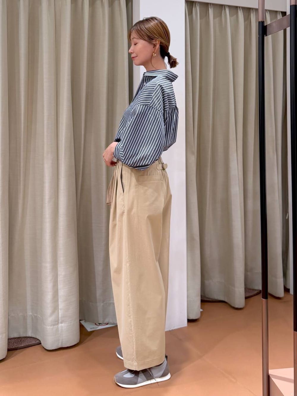 ベージュ系のその他パンツ、その他のシャツ/ブラウス、ベージュ系のショルダーバッグを着用したレディースの秋コーディネートの3枚目の写真